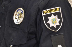 Побив і погрожував зброєю: на Житомирщині поліцейського підозрюють у катуванні юнака