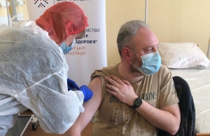 На Житомирщині щеплення від коронавірусу отримали 1200 медиків: до вакцинації приєднались публічні особи