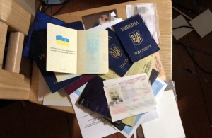 Житель Житомирської області в своєму будинку «штампував» підроблені паспорти. ФОТО