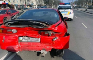 У Житомирі п'яний водій Volkswagen протаранив автівку Mazda і та збила пішохода