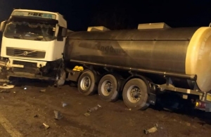 ДТП у Житомирській області: вантажівка на швидкості протаранила відбійник. ФОТО