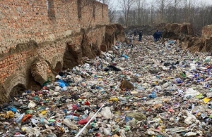 З села на Житомирщині вивезли 80 тонн львівського сміття. ФОТО