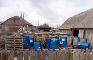 Склад хімічних відходів під хатами: на Житомирщині селяни запевняють, що їх труїть бізнесмен. ВІДЕО