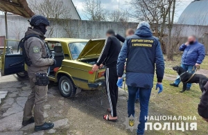 Доставка наркотиків за ґрати: на Житомирщині затримали ділків, що торгували у колонії метадоном і «метом»