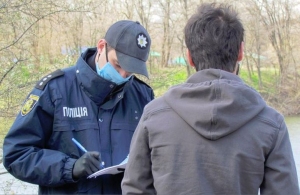 Полісмени оштрафували 20 житомирян, що були в громадських місцях без захисних масок