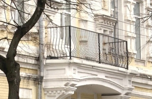 На фасад пам'ятки архітектури планують повернути ковані балкони