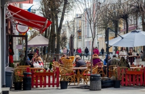 Кафе на Михайлівській вже приймають клієнтів на літніх терасах, які офіційно дозволили відкрити з 24 квітня