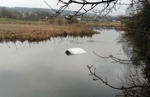 У Житомирі викрали автомобіль і втопили його в річці