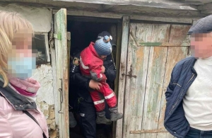 У Житомирській області горе-матір поселила 6-річну дитину в хліві. ФОТО