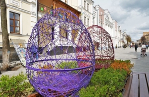 На Великдень вулицю Михайлівську прикрашатимуть інсталяції з живими квітами. ФОТО