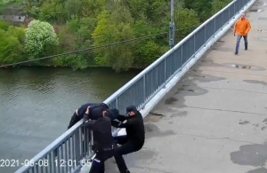 Як патрульні врятували чоловіка від самогубства на мосту в Житомирі. ВІДЕО