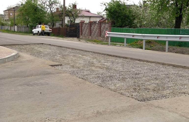 В Житомирской области после капремонта снова ремонтируют дорогу. ФОТО