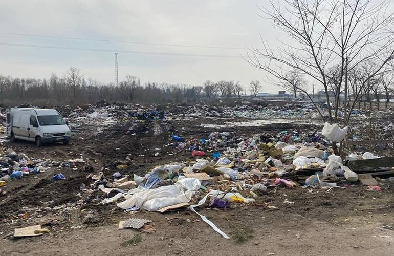 На Житомирщине обнаружили стихийную свалку, куда годами свозят мусор и загрязняют землю. ФОТО
