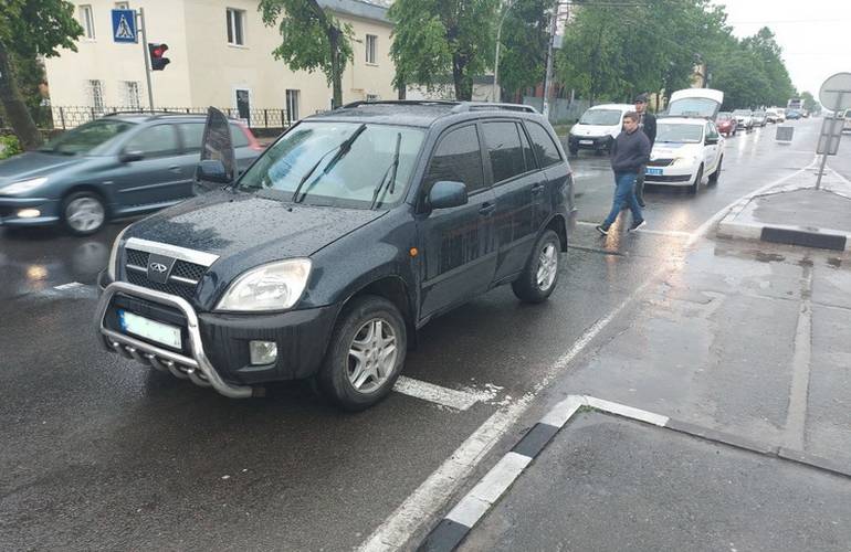 ДТП в Житомире: водитель Chery проехал на красный свет и сбил пешеходов