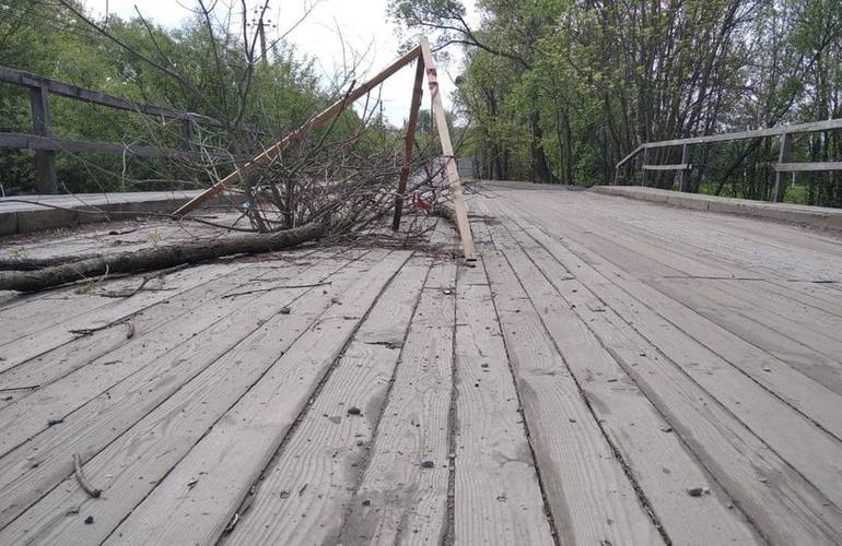 В селе под Житомиром разваливается старый деревянный мост: на ремонт нужно 5 млн грн