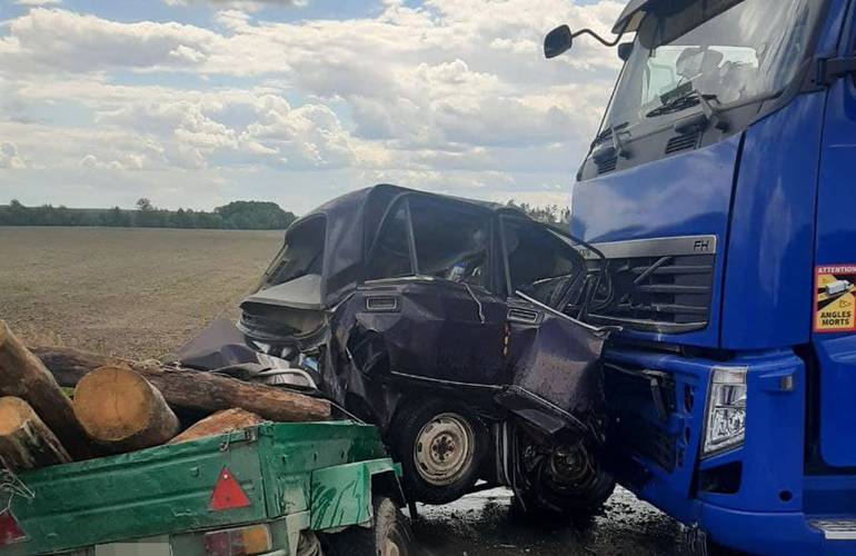 На трассе в Житомирской области фура раздавила ВАЗ: водитель легковушки погиб
