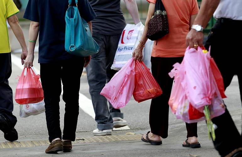 С 2022 года в Украине запретят продавать пластиковые пакеты: Рада приняла закон