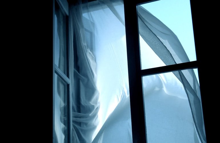 В Житомире подросток выпал из окна 7-го этажа после воспитательной беседы с родителями