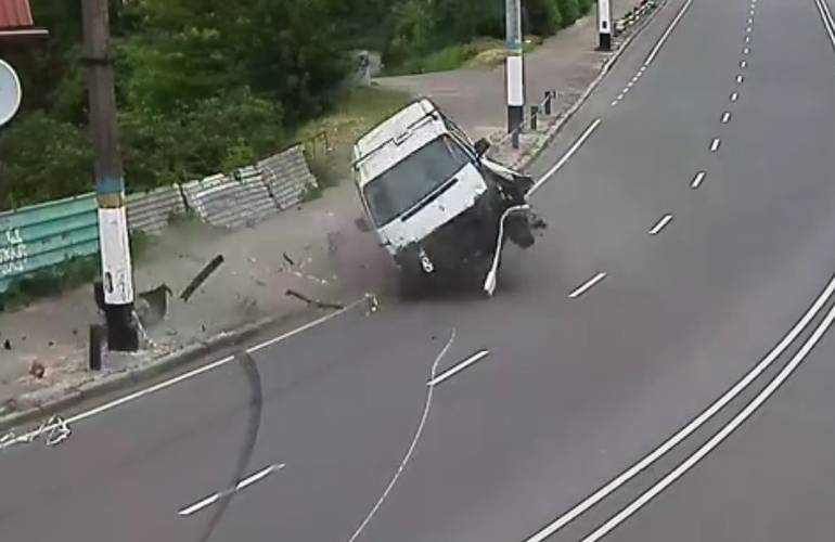 В Житомире автомобиль на скорости влетел в столб: водитель чудом не пострадал