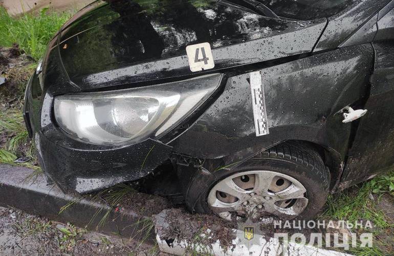 В пригороде Житомира работник автомойки угнал и разбил машину клиента