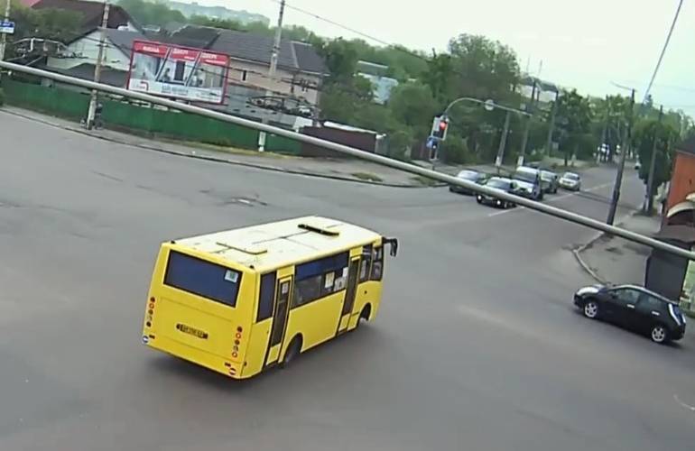 ДТП в Житомире: маршрутка с пассажирами врезалась в легковушку