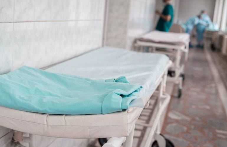 «60% легких были уничтожены»: житомирянка обвиняет врачей городской больницы в смерти сына