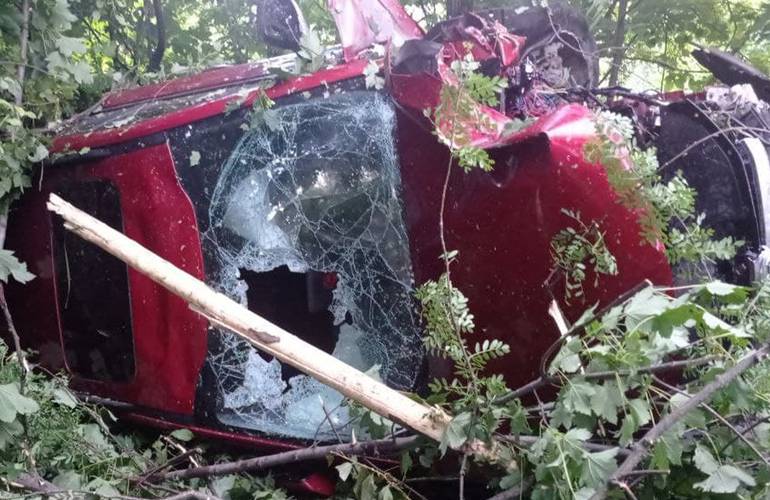 Не справился с управлением: на трассе в Житомирской области перевернулась машина