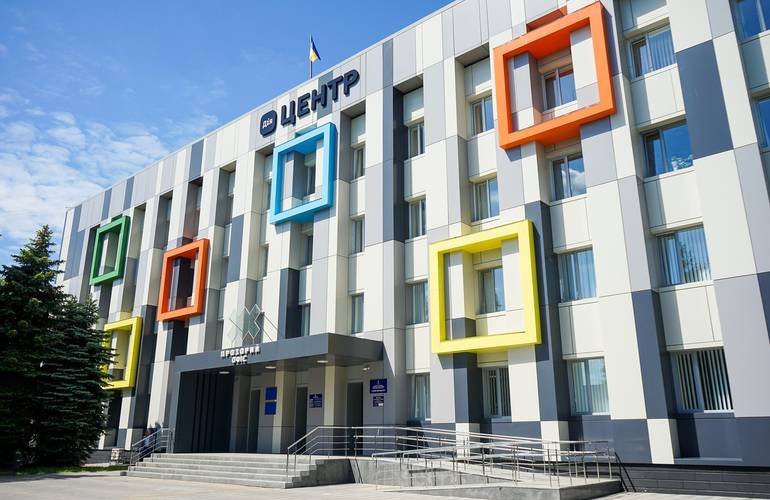 400 админуслуг под одной крышей: в Житомире официально открыли Прозрачный офис. ФОТО