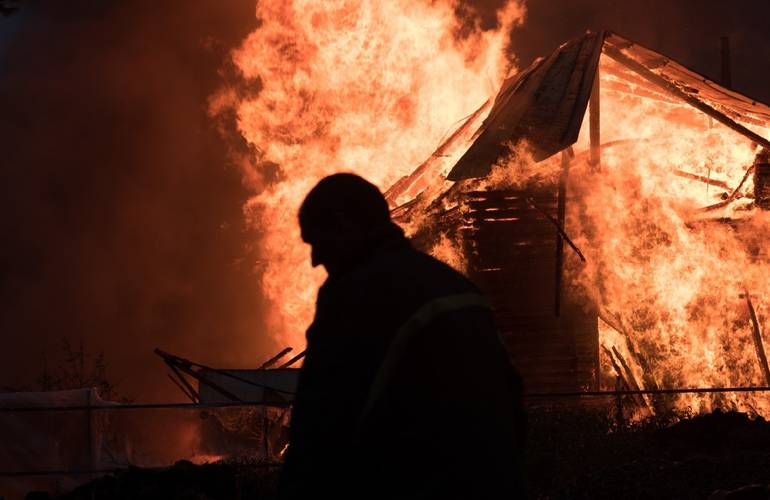 Героический поступок: в Житомире мужчина спас соседа из горящего здания