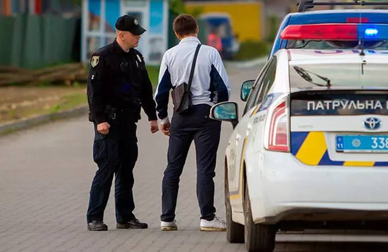 В Житомирской области пьяный водитель набросился с кулаками на полицейского