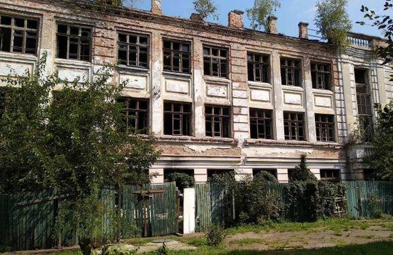 Аварийное здание рядом с Житомирским коллегиумом демонтируют