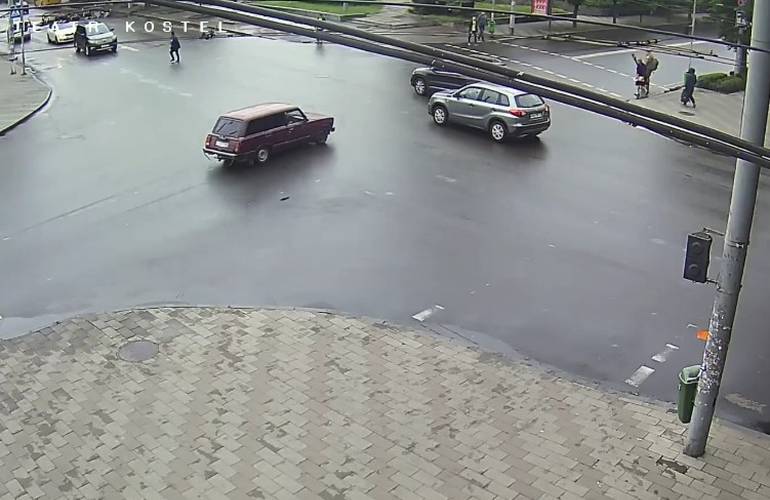 ДТП в центре Житомира: на перекрестке столкнулись сразу три автомобиля. ВИДЕО