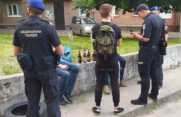 Правоохранители вышли на рейд: 12 житомирян оштрафовали за распитие алкоголя и курение. ФОТО