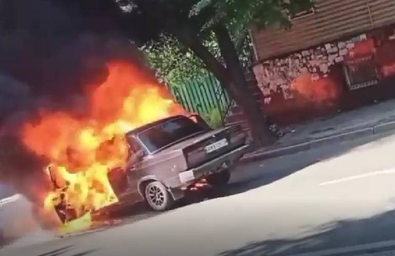 В Житомире посреди улицы сгорела машина: видео с места пожара