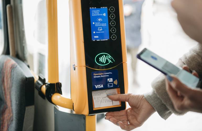 Житомиряне снова могут оплачивать проезд в транспорте с помощью смартфона
