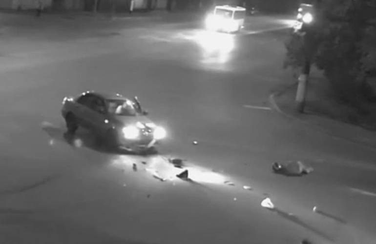 В Житомире машина столкнулась со скутером: момент ДТП попал на камеры