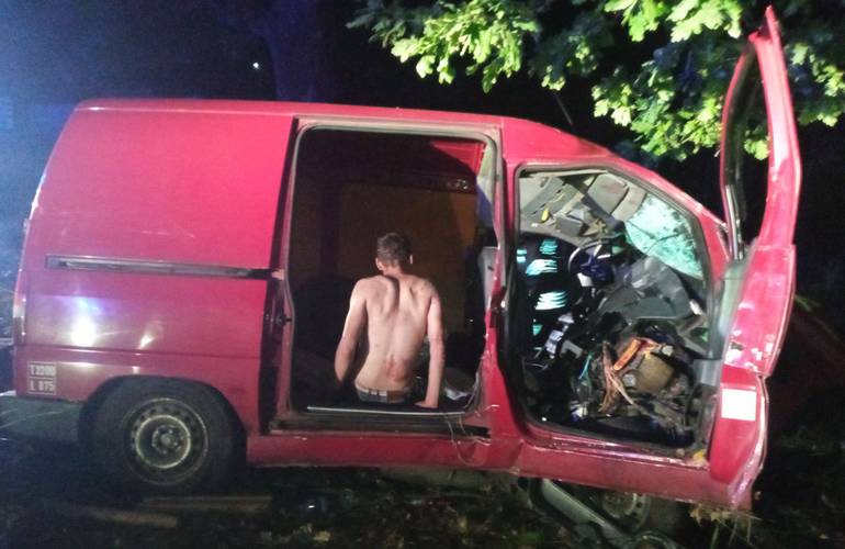 В Житомирской области машина протаранила дерево: один человек погиб, шестеро – в больнице