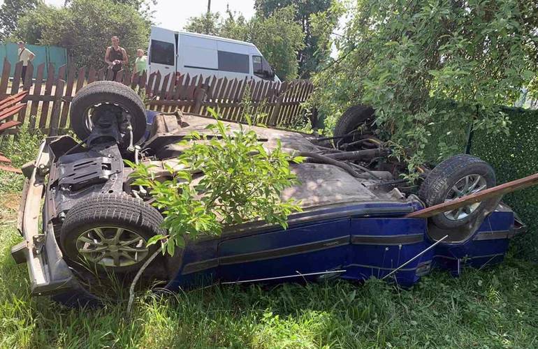В селе на Житомирщине перевернулась легковушка: водитель погиб