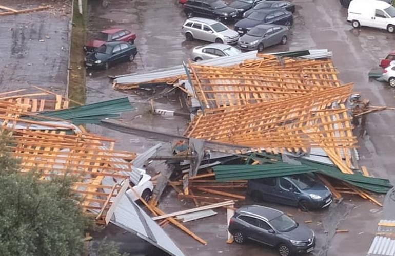 В Житомире сорванная ветром крыша повредила 11 авто. Полиция открыла уголовное дело