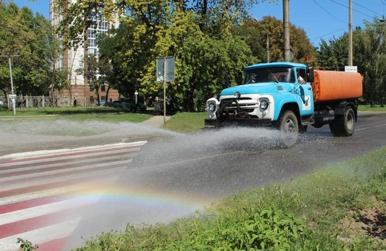 В Житомире из-за жары дорогам устроили «холодный душ». ВИДЕО
