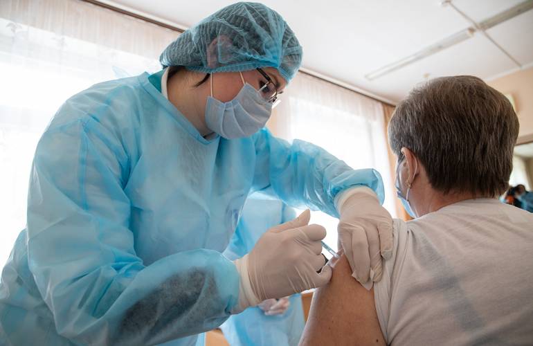 Прививку от COVID-19 получили более 100 000 жителей Житомирской области – ОГА
