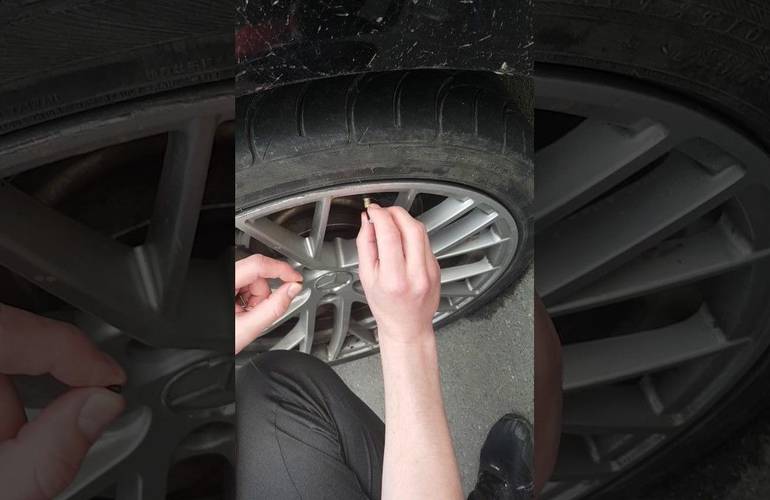 В Житомире поймали тиктокеров, которые скручивают колпачки с колес авто