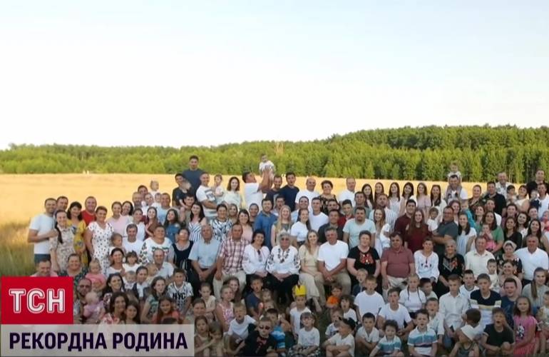 Почти 300 человек! В Житомирской области собралась рекордно большая семья. ВИДЕО