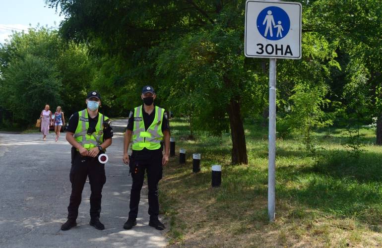 В Житомире полицейские усилили патрулирование Гидропарка. ФОТО