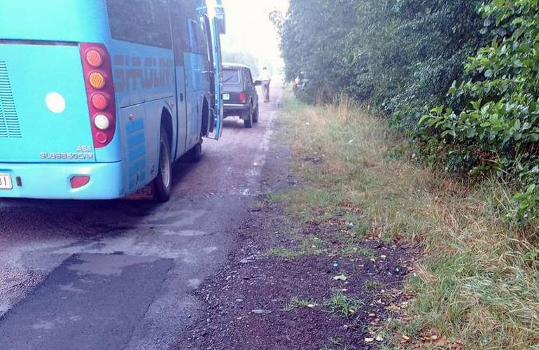 На дороге между селами автобус сбил велосипедистов: их доставили в больницу
