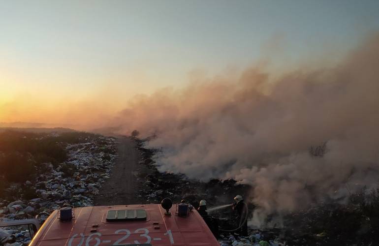 Пожарные второй день тушат свалку в Черняхове. ФОТО