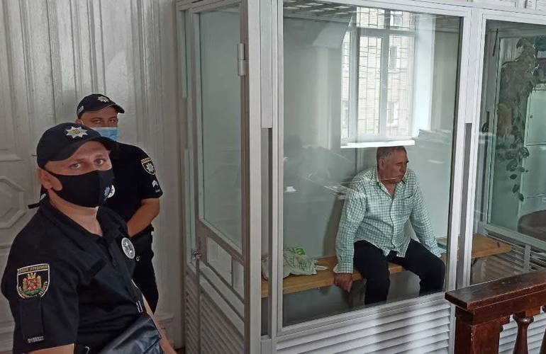 «Житомирского стрелка» Анатолия Захаренко привезли в суд: подробности и фото