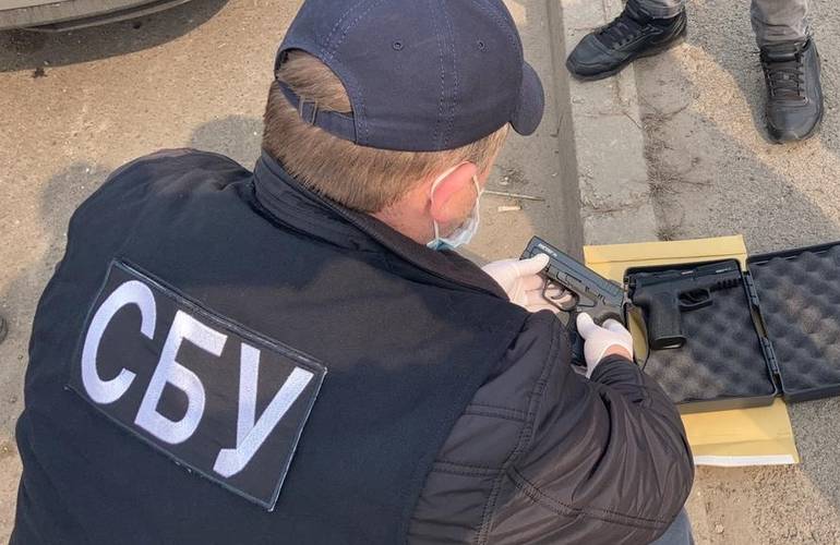 Житомирский суд дал условный срок мужчине, который торговал оружием на «черном» рынке