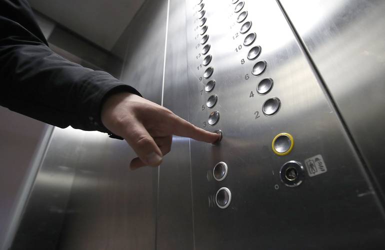 В многоэтажках Житомира отремонтируют 21 лифт: список адресов