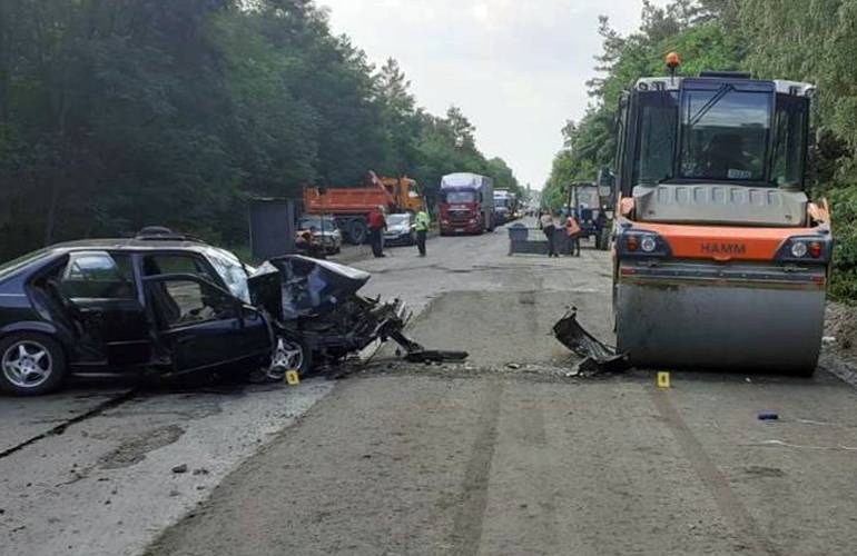 В Житомирской области BMW протаранил дорожный каток: есть пострадавшие. ФОТО